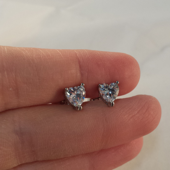 18K White Gold Filled Silver Heart Zircon Diamond Stud Earrings 6mm - Picture 4 of 4